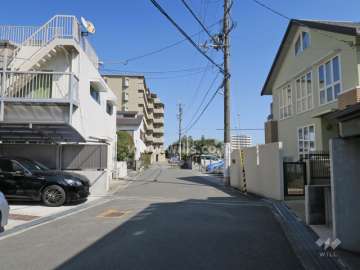 敷地西側の前面道路