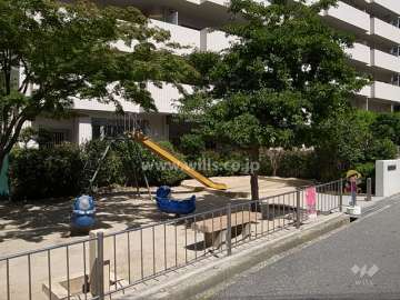 敷地南側に隣接して公園があります。