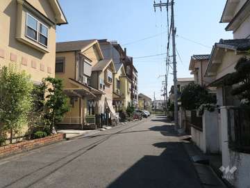 敷地西側の前面道路。