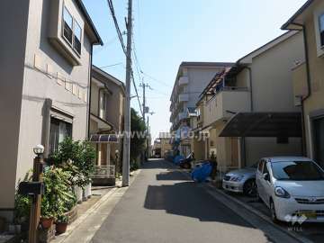 敷地東側の前面道路。周辺は一戸建てが中心に立ち並ぶ住宅地です。