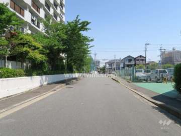 敷地南側の前面道路