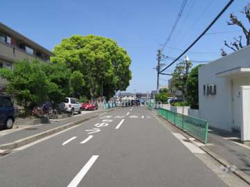 敷地西側の前面道路