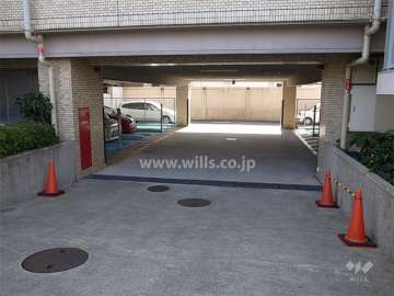 建物1階部分にある敷地内駐車場