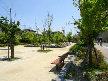 敷地東側にも公園があります。