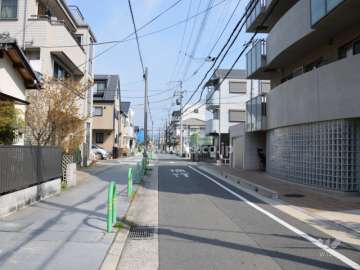 敷地西側の前面道路