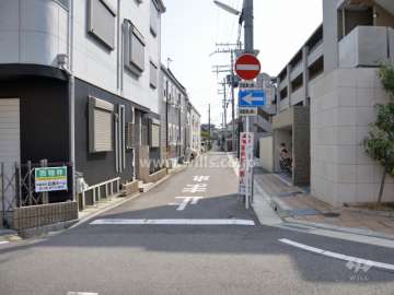 敷地北側の前面道路