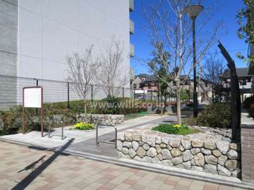 敷地西側に公園があります。