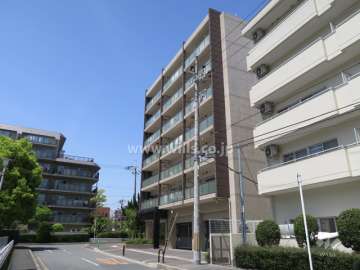 プレサンスロジェ茨木の外観（南東側から）