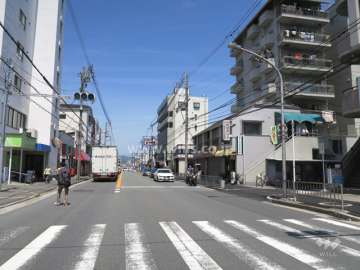 敷地西側の前面道路