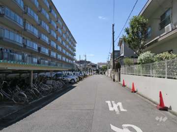 敷地内駐車場（屋外平面式）と駐輪場