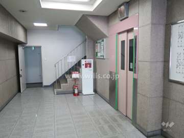 エレベーターにはモニターが設置されています。