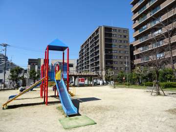 敷地の南東側にある近隣の公園