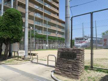 敷地南側に隣接する松ケ本公園