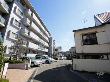 周辺は一戸建てやハイツなどが立ち並ぶ静かな住宅地です。