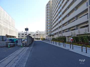 東側前面道路（北側から）