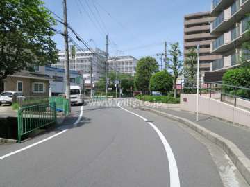 敷地西側の前面道路