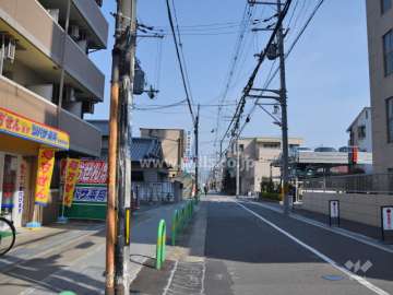 敷地西側の前面道路