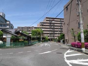 敷地西側の前面道路