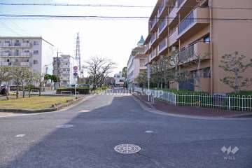 敷地の東側前面道路