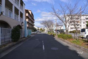 敷地の東側前面道路