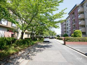 茨木安威団地A12棟南側の通路