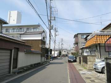 敷地西側の前面道路