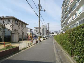 敷地の向かい側に稲葉町児童遊園があります。