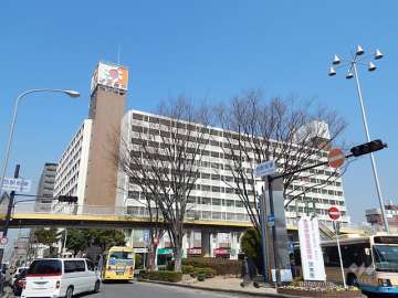 敷地南側は駅前のバス乗り場です。