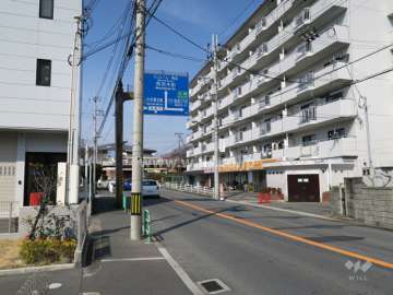 敷地南側の前面道路。敷地の西側に阪急京都線が走っています。
