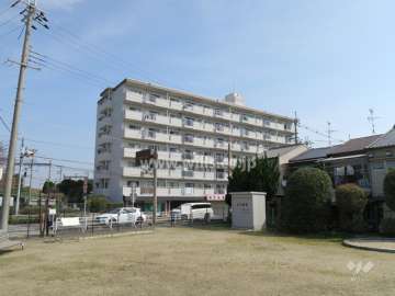 茨木主原ビューハイツの遠景。周辺は住宅の他、店舗や事務所などが混在する街です。