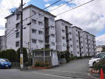 茨木上穂積団地5号棟の外観(北東側から)