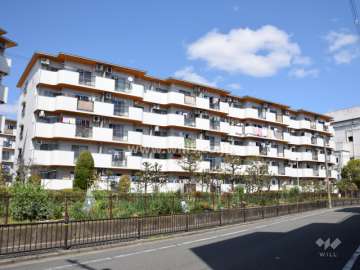 茨木上穂積団地1号棟の外観(南側から)