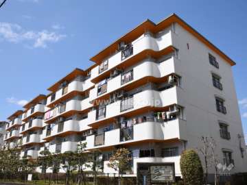 茨木上穂積団地1号棟の外観(南東側から)