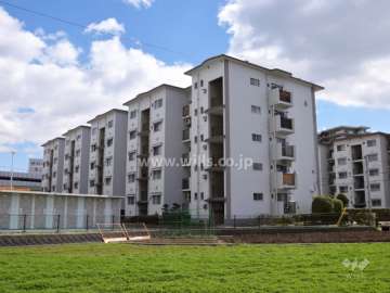 茨木上穂積団地4号棟の外観(北西側から)