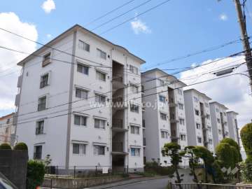 茨木上穂積団地4号棟の外観(北東側から)