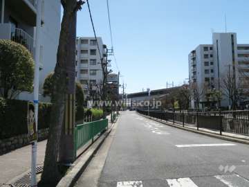 西側前面道路（北側から）