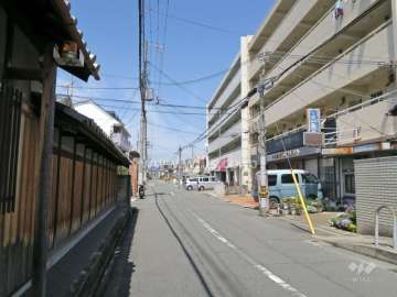 敷地西側の前面道路