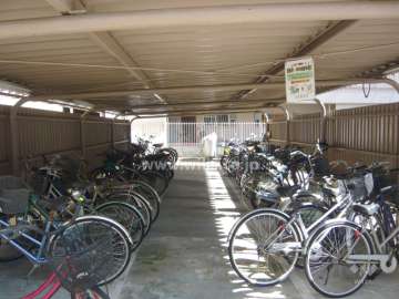 屋根付きの駐輪場もあります。