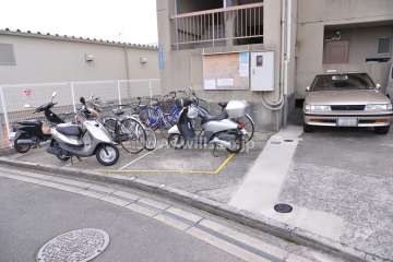 エントランスと駐輪場