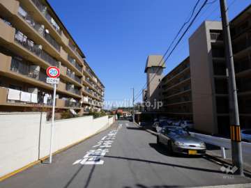 敷地南側の前面道路。南側の前棟、A棟とは間隔があります。