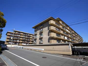 茨木春日丘グリーンハイツの全景。奥（北側）が、B棟です。