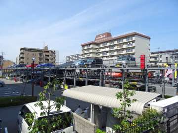 第2マンション南茨木の遠景。周辺は住宅の他、店舗や事務所などが混在する街です。