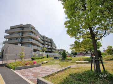 敷地の西側には小さな公園があります。