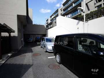 A棟に隣接する敷地内駐車場（屋外平面式）