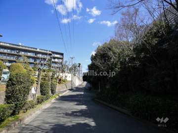 敷地の東側には名神高速道路が走っています。