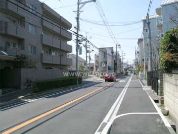 敷地北側は二車線の道路に面しています。