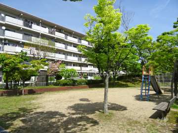 南側に公園があります。