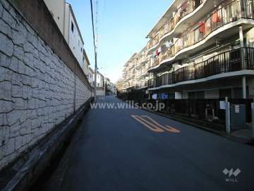 敷地南側の前面道路（東側から）