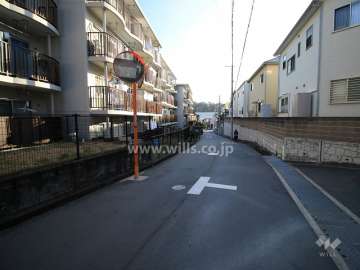 敷地南側の前面道路（西側から）