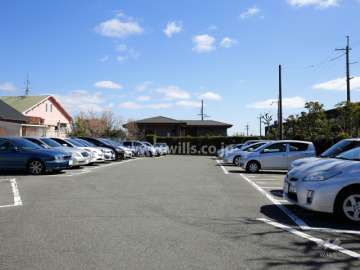 敷地北西側にある敷地内駐車場（屋外平面式）
